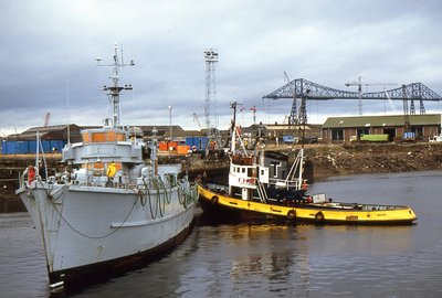 HMS WALKERTON-TOWING WIZARD 201290b.jpg