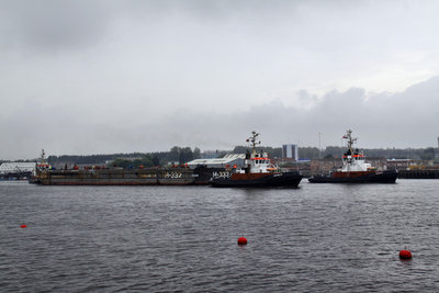 02) Bugsier tugs and H-332 (15.06.12).jpg