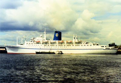 APOLLOM 28 June 1998 Leaving the Tyne (3).jpg