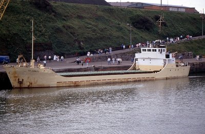 CELEBRITY 280589a.jpg