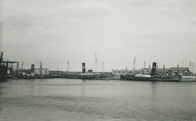 Seaham Harbour Mar 1966 Conservator Eppleton Hall and Reliant.jpg