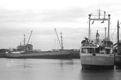 birte flint + hella 080975.jpg